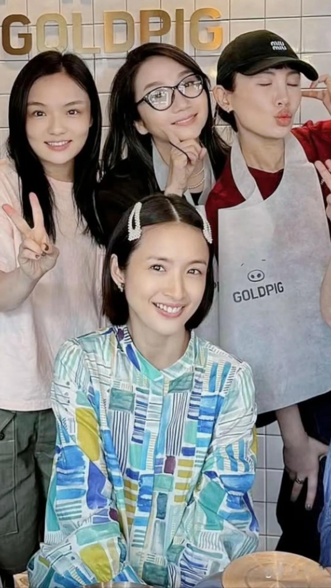近日，林依晨被拍到与好友聚餐，这也是她官宣怀二胎后首次公开露面。照片中，她素颜出