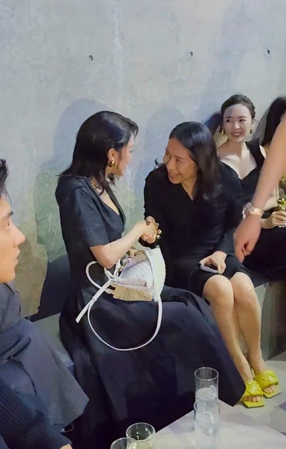 坐在C位的资本蔡总明显很喜欢舒淇，笑容满面的弯腰和舒淇握手！