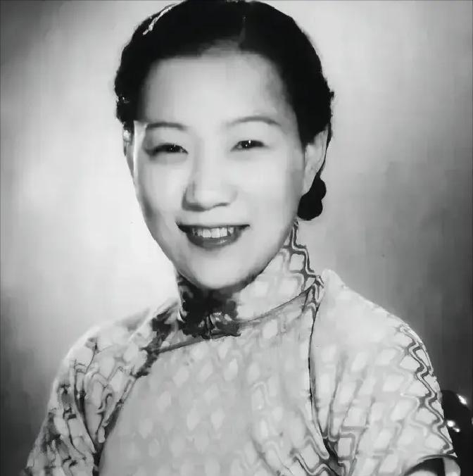 一天盛宣怀孙女盛佩玉外出时，突然想到有东西忘在家里了，便返回家取东西，竟然看到丈