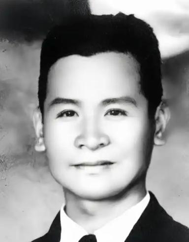 1951年，上海审讯室。一个国民党特务熬不住审问，最后交代道：“我说…我说个秘密