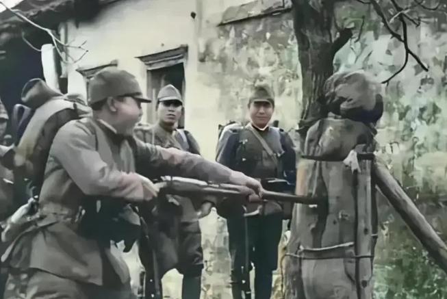 1942年，赵培宪被俘，日军拿他练刺杀，突然他摸到了裤腰带，而且有点松，顿时，他