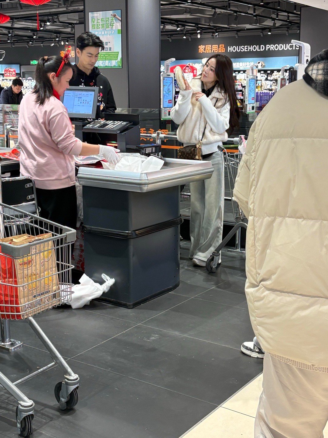 网友偶遇陈紫函戴向宇夫妻，随手一拍都这么美