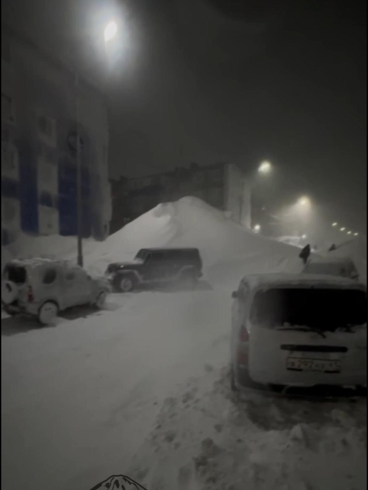 说个吓人的事：俄罗斯勘察加半岛有个城市叫彼得罗巴甫洛夫斯克，最近一场暴雪连下了五