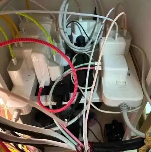 警告！插排插孔千万别插满…今天家里请电工上门安装灯泡，师傅扫了一眼客厅的插