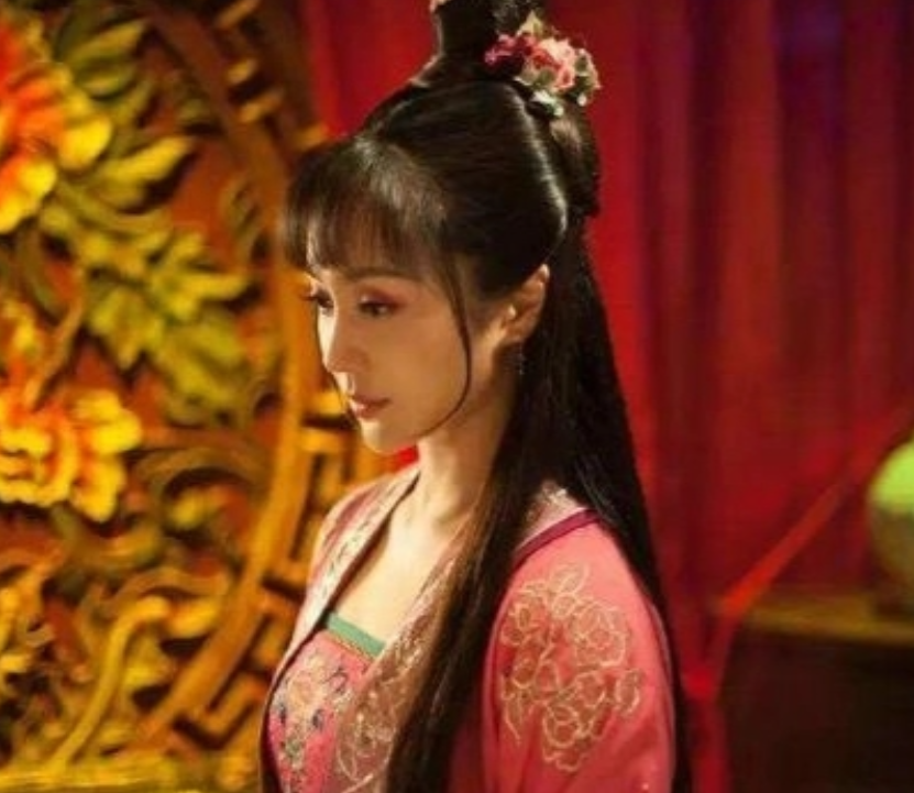 雍正年间，一个娇弱女孩正被鸨母毒打，鸨母手中的藤条不住地向女孩身上抽去，顿时露出