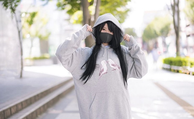 一段稳定的亲密关系中，女人对男人的信任感强，也有了情感依赖，便会允许亲昵。比如
