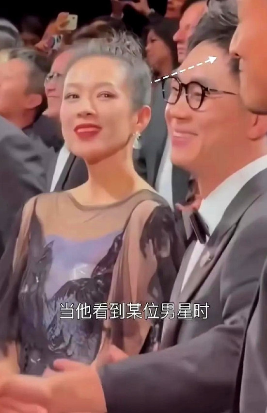 轻浮的眼神…眼神又开始勾人了，水性杨花！在哪都管不住自己的每个小动作，其实也