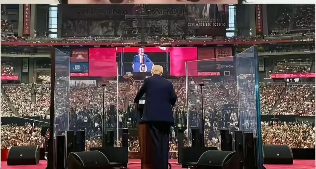 特朗普躲在防弹玻璃后面讲话，这老头也害怕大家手里的家伙事！这是特朗普在自己国家