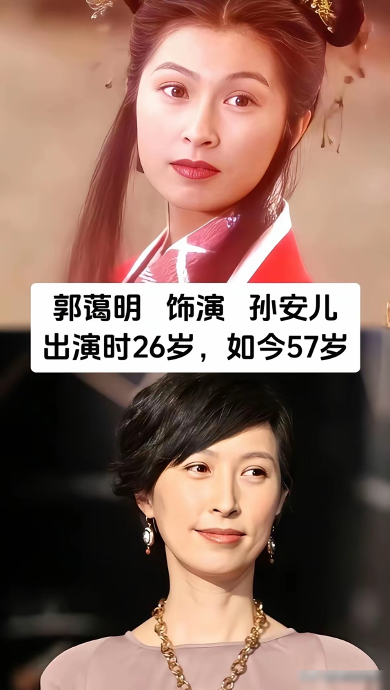 58岁郭蔼明被堵在洛阳石窟，素颜照全网刷屏，脸紧得吓人，说40都有人信。旁边游客拍她，她不躲，还冲人
