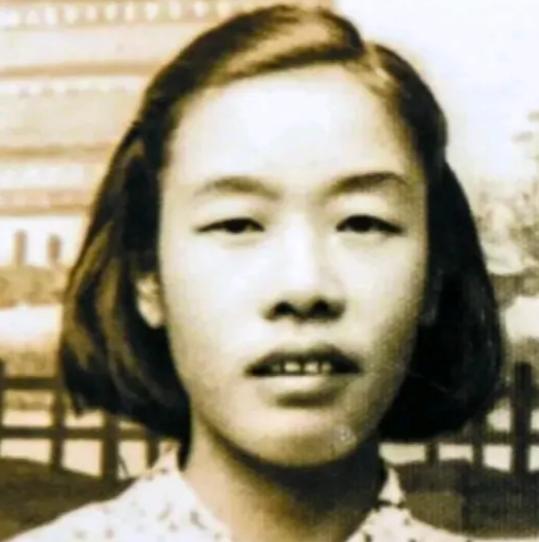 1949年，渣滓洞大屠杀中，盛国玉在枪响前倒地装死，不久，特务进来补枪，