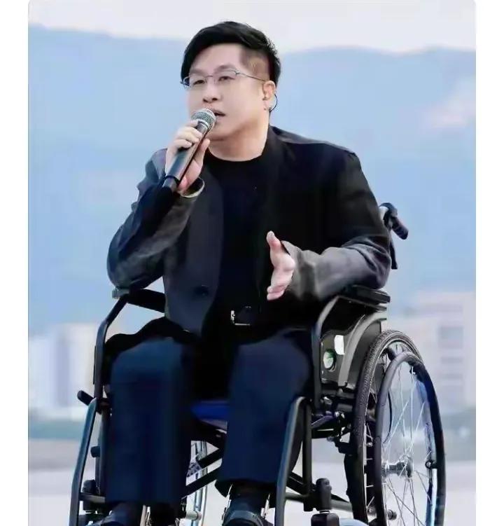 网暴郑智化能改善残障设施？他吐槽句设施差就被骂到道歉，可那些不方便的坡道、堵