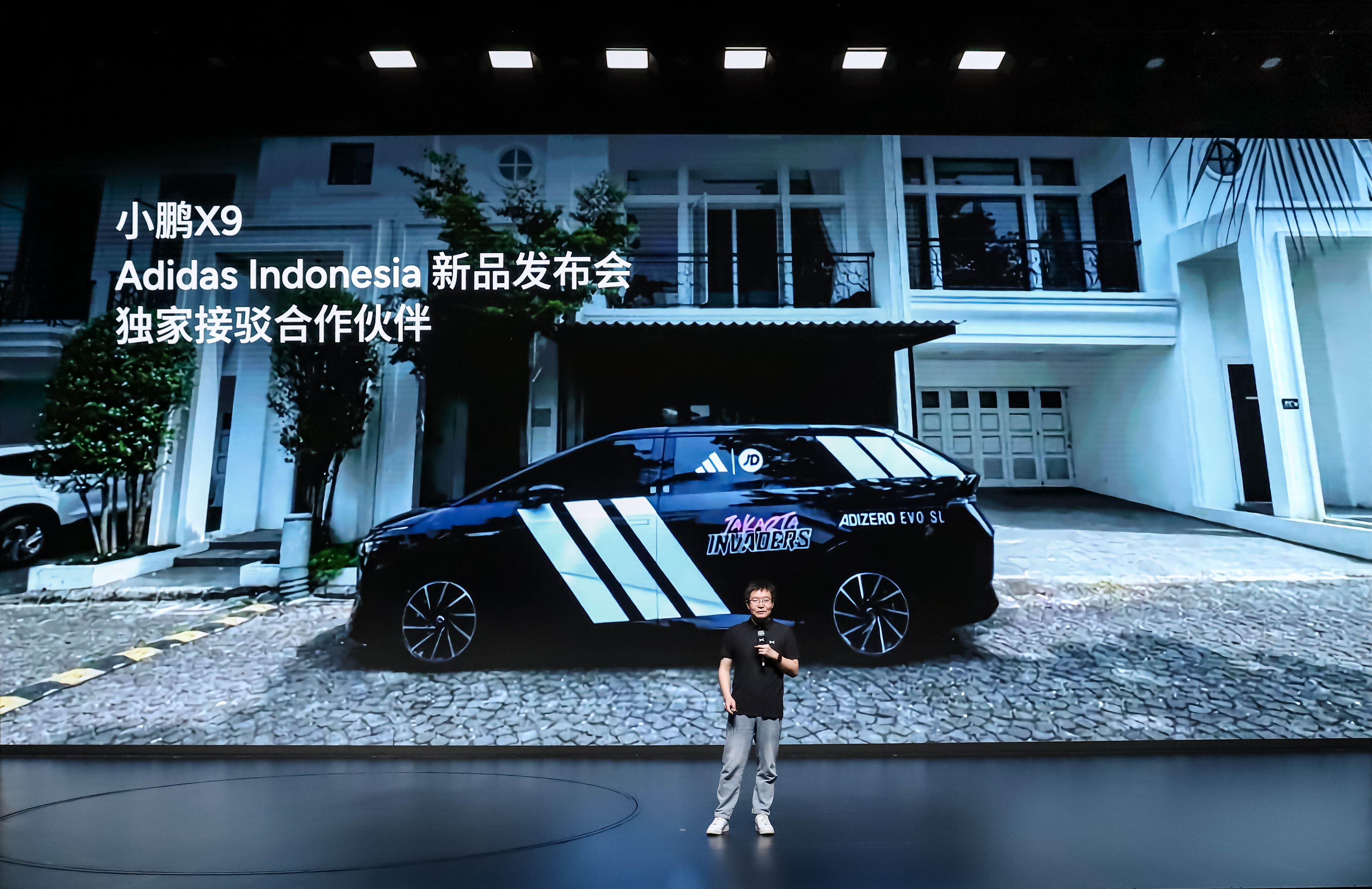 传统MPV方盒子形象与追求个性、热爱探索的年轻人格格不入，而小鹏X9超级增程星舰