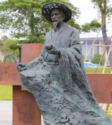 公元1593年，在菲律宾经商的陈振龙花重金买了一根红薯藤，冒死将它偷偷编进了回国