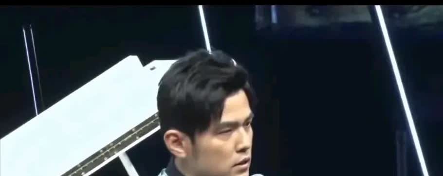 周杰伦的身体令很多粉丝揪心近日周杰伦被拍到面容瘦削、苍老，特别憔悴的样子