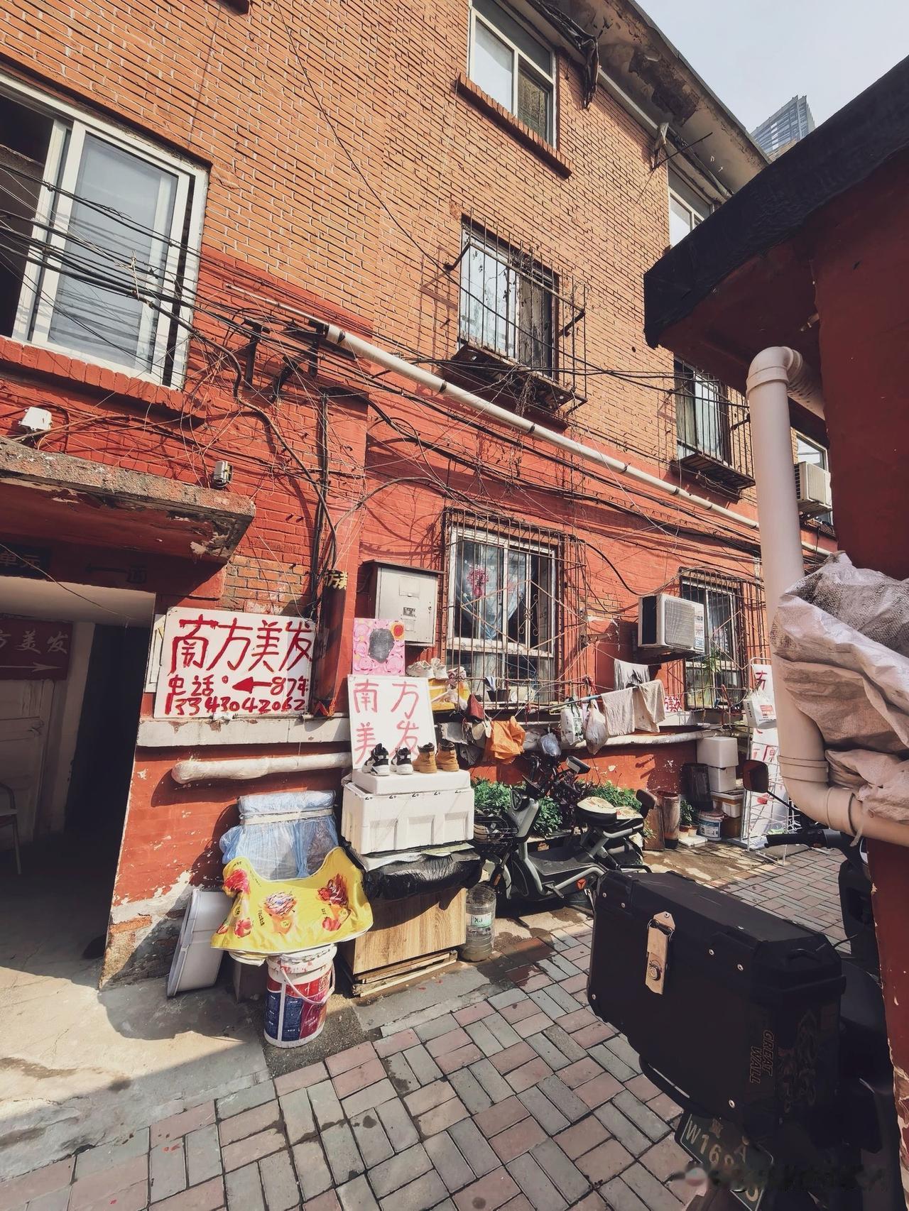 作为土生土长的石家庄人，总有一些老店，藏着这座城市一代人的时光记忆。这家南方美发