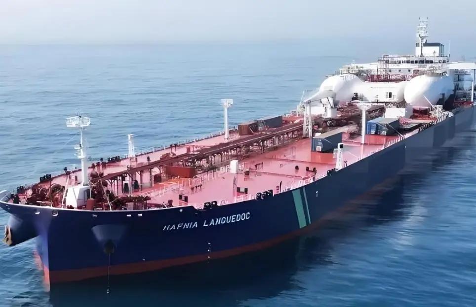 伊朗扣油轮，美国发战书，谁先动手？2025年12月24日，伊朗在波斯湾抓了一艘