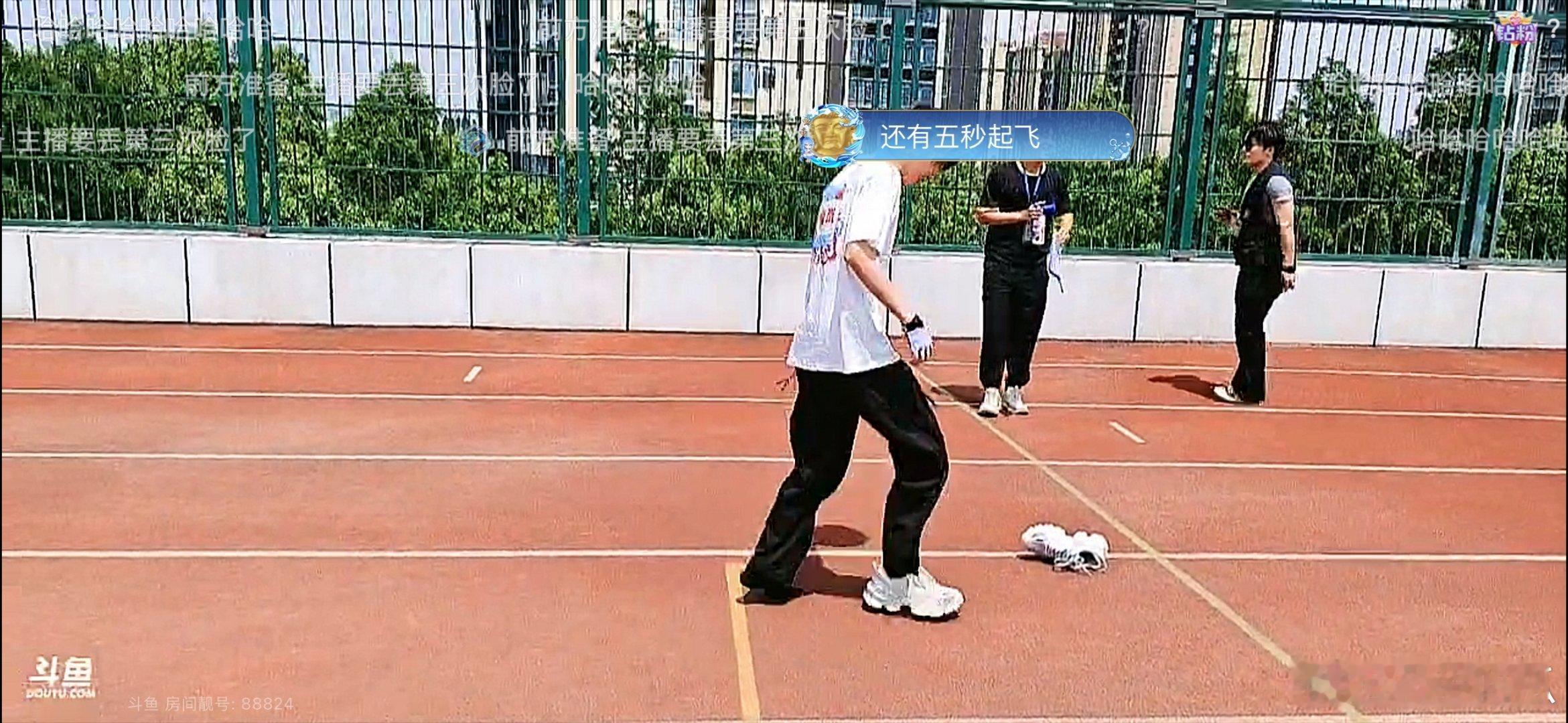 瓜友速报梦岚是他们组腿最长的，但是一开跑，鞋掉了...​​​