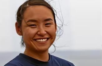 当年站在美军舰艇上，向中国海军喊话示警的华人女兵郑浩儿，原本满心以为，凭这次表态