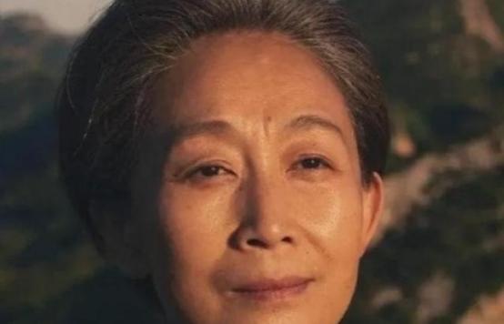 1971年，清华大学叶文洁背叛人类，擅自向太空中发射电波，8年后竟收到神秘回