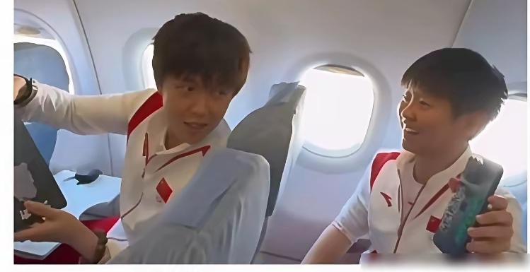 国乒大部队集体搭乘经济舱，孙颖莎悄然自费升舱，商务舱背后深意少有人读懂:真