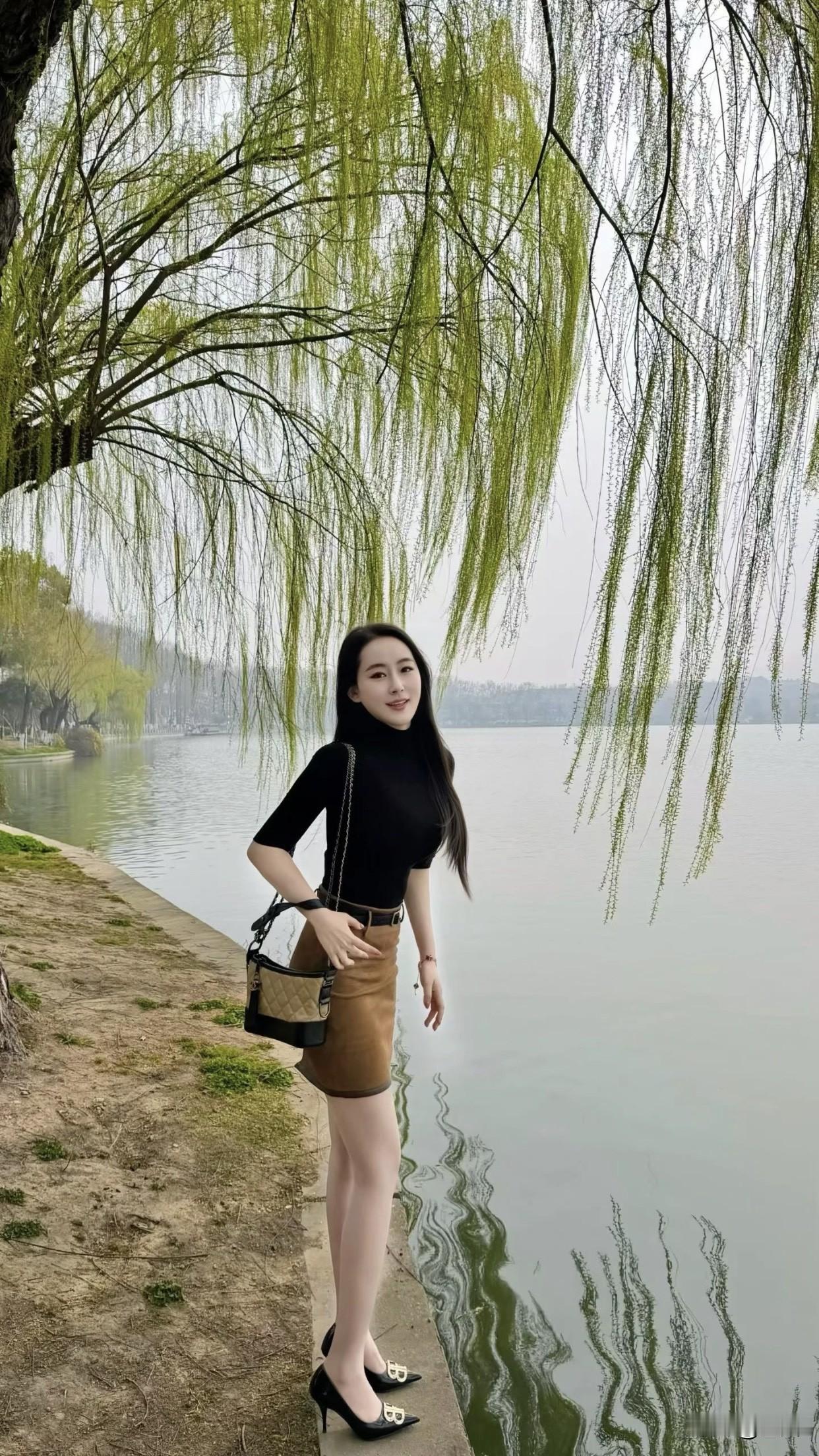 如何穿搭出满满高级感?湖畔垂柳拂，美人倚水立。