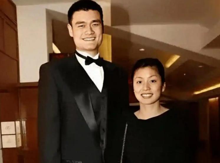 都以为姚明娶了叶莉是享福，其实他回家都在“受罪”。1米9的叶莉脖子得仰成90度才