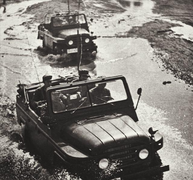 1975年，兰州军区政委给上级写信，告状：“司令下部队看地形，大讲排场，又是安排