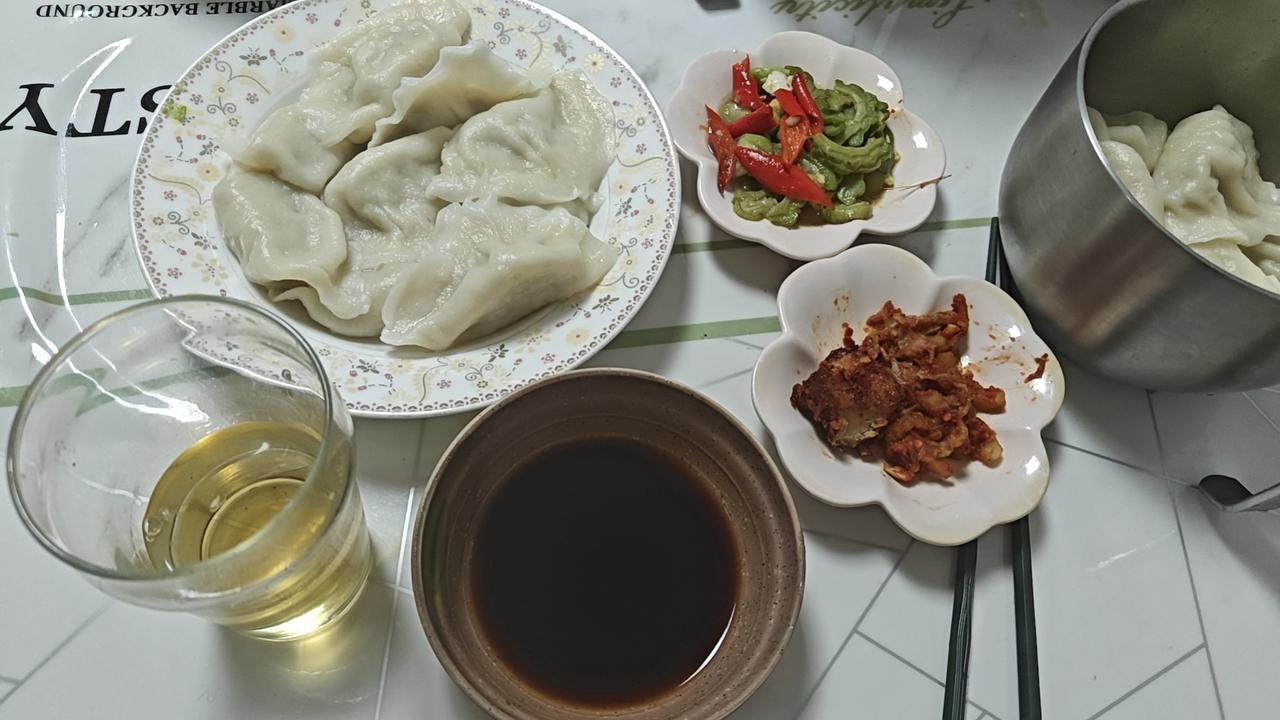 饿了，着急忙慌包了16个饺子，饺子馅白菜跟肉是8比一，8是白菜，肉起到调味的作用