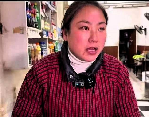 这个当姐姐的终于想通了，十年间通过卖烧饼挣了几百万，这位姐姐几乎全都用在了弟弟身