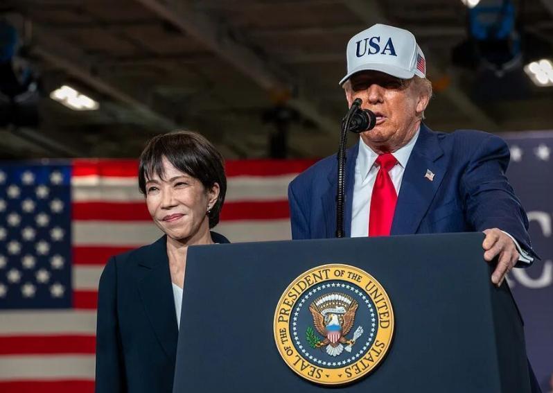 日本上下全都傻眼了！美国又把日本给卖了！向来对中国硬气的特朗普彻底变了脸，