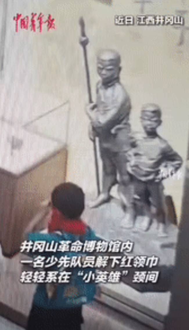 “泪目！”江西，一男孩来到井冈山革命博物馆参观，突然他发现前方有两个小英雄雕像，