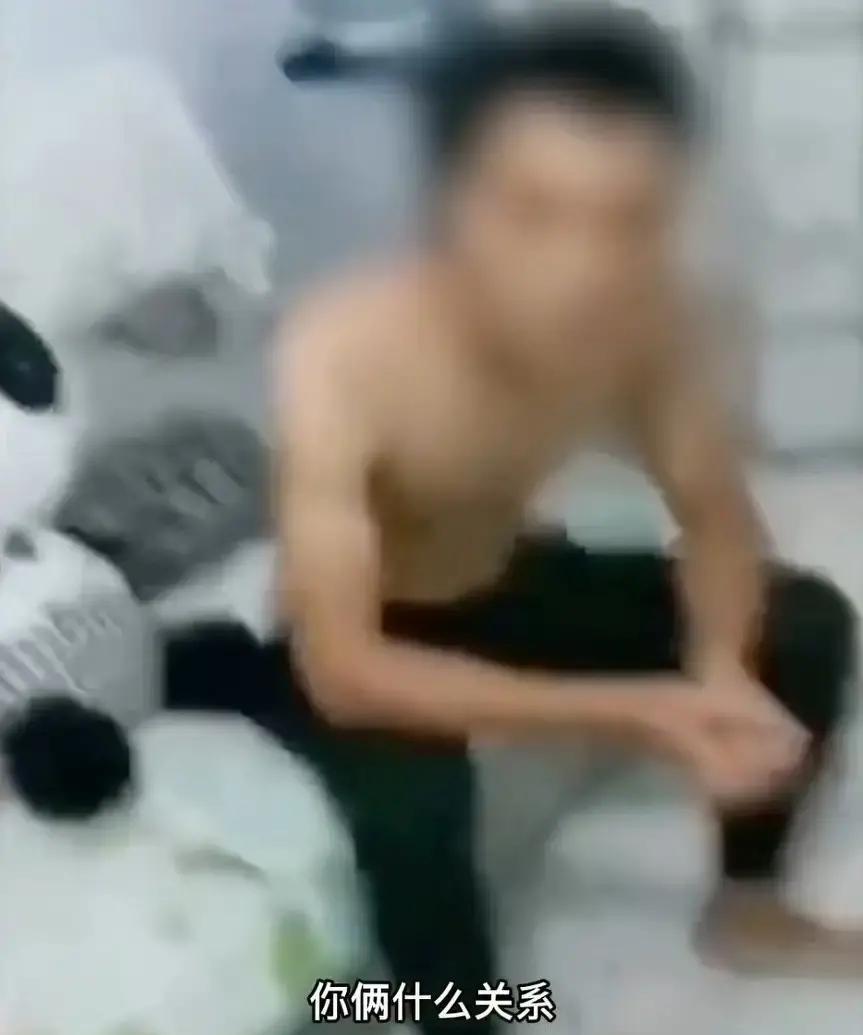 刷到个视频，女的把离婚两年的前夫喊回家，现任丈夫举着手机全程拍，逼问两人有没有旧