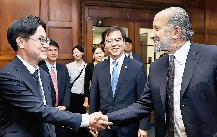 看把韩国给吓的，韩国部长金正官从美国火速赶回国，一落地就喊“关税危机解了”，而看