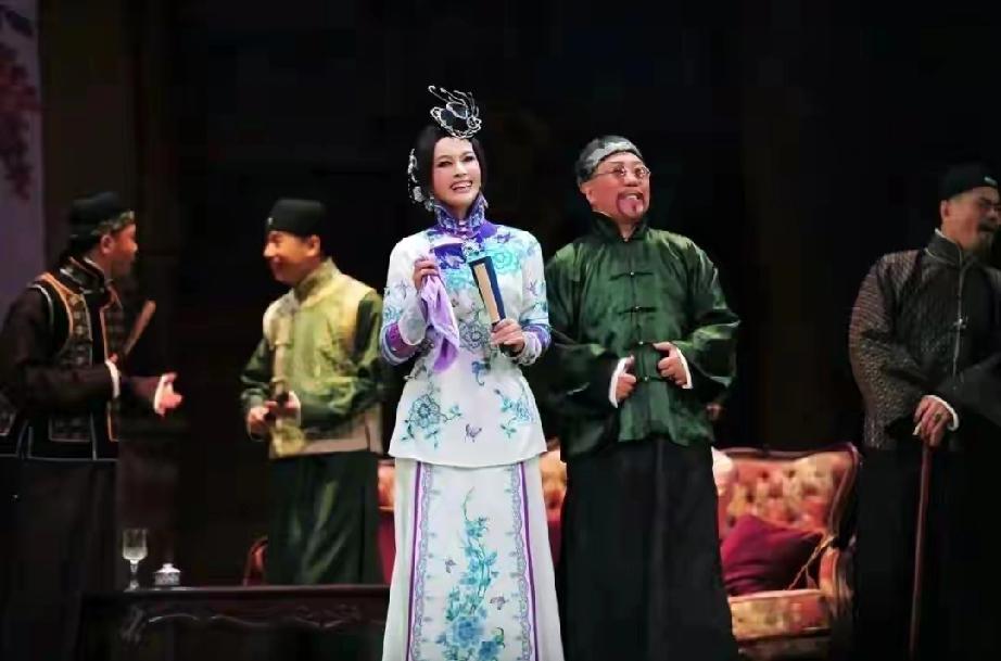 75岁刘晓庆舞台封神！演完话剧当场下跪谢观众6月6日，话剧《风华绝代