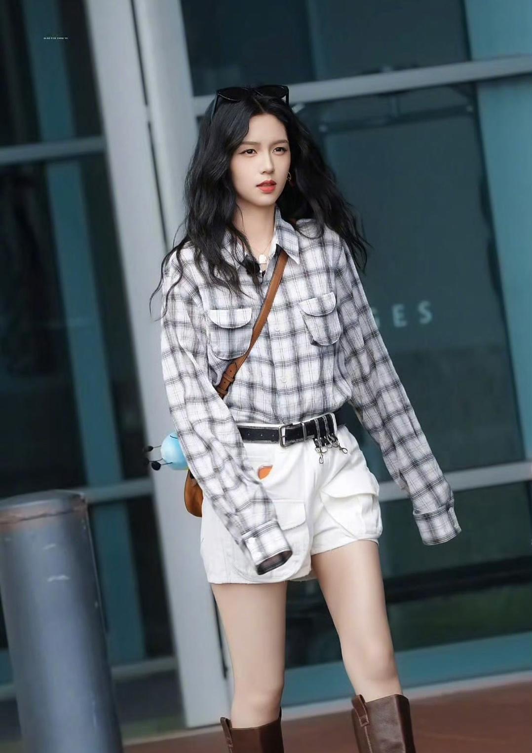 周也羊毛卷墨镜造型，终于等到我们也子的🌍路透，笑得这个明媚