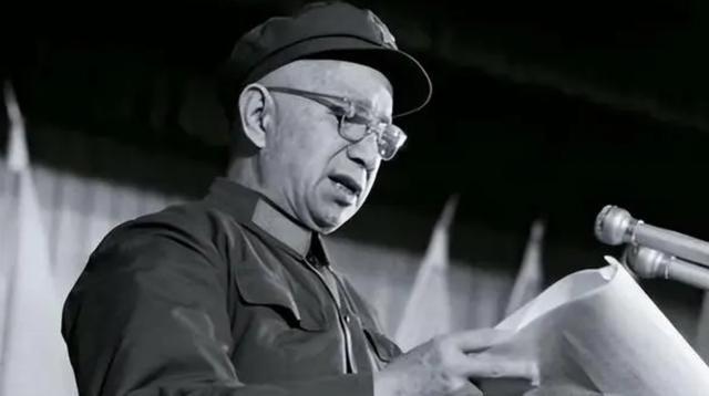 1970年，开国大将粟裕探访诺曼底遗址，法国军事学者全程陪同，过程中，粟裕接连向