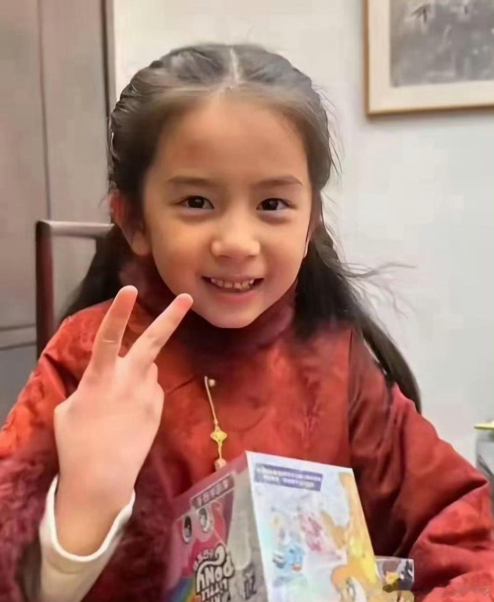 郭富城女儿好漂亮，那小脸蛋儿跟妈妈一模一样，下巴尖尖的，跟爸爸一样，机灵可爱，不