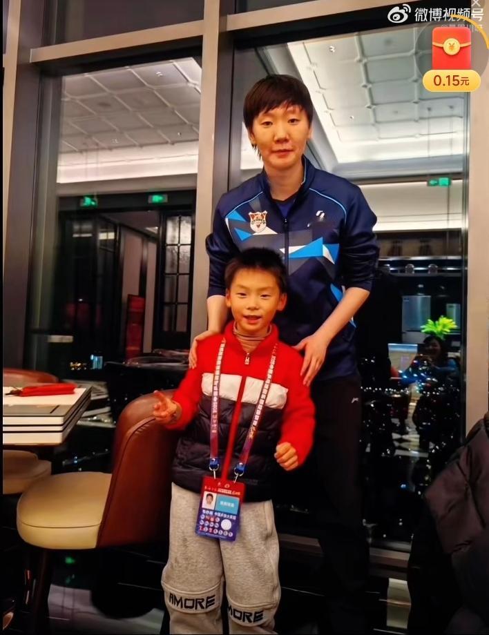 和小球童亲切合影的曼昱[赞]！前几天的乒超联赛总决赛上，曼昱正在忙碌，一个小球