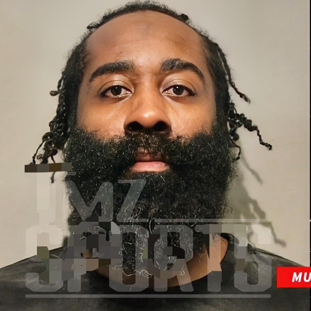 哈登被捕照片曝光！！！近日，美媒曝光了哈登在警局的被捕照，照片里他神情低沉，全