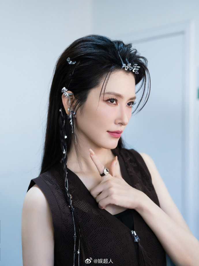 徐洁儿湿发谁给徐洁儿做的这次妆造，请出来挨夸！自从知道徐洁儿今晚有直播唱跳舞台