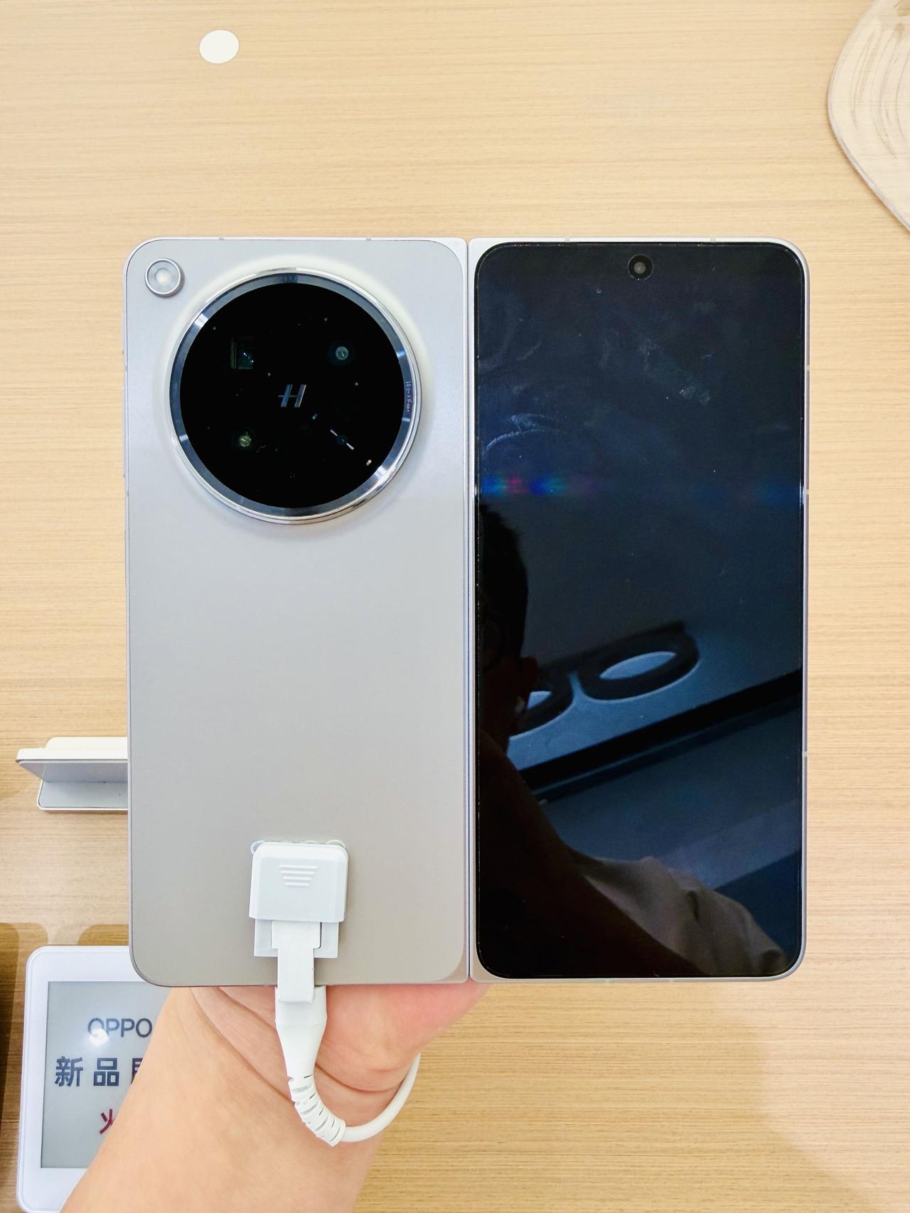 下午没事去逛街，顺便上手体验了下OPPOFindn6。整体手感很轻薄，屏幕观