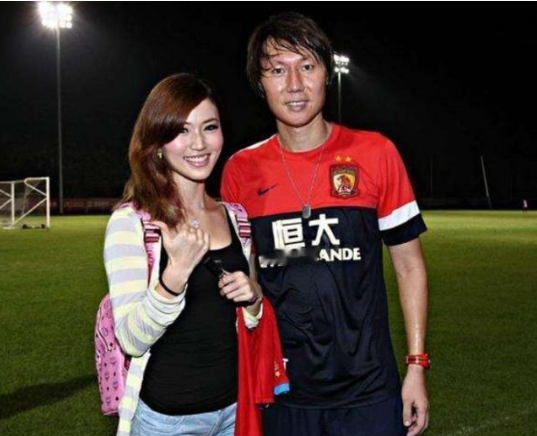 李铁的老婆龙菲啊，现在也不过40多岁，年轻貌美，他被判20年，出来后都60多了，
