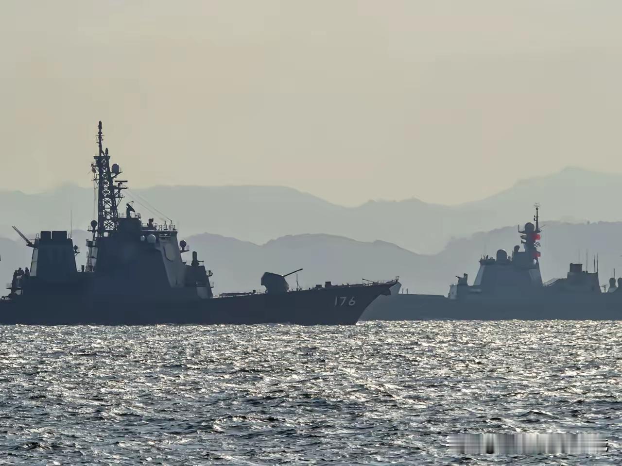 日本金刚级和中国052D军舰海上相遇，乍一看金刚级体型确实比052D大不少。金刚