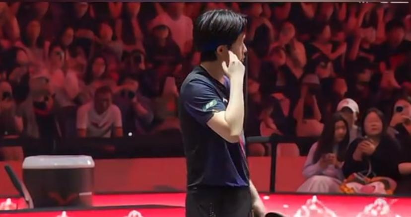 笑不活了，有网友对比王楚钦和户上隼辅戴上发带，一席话够经典，王楚钦再次收