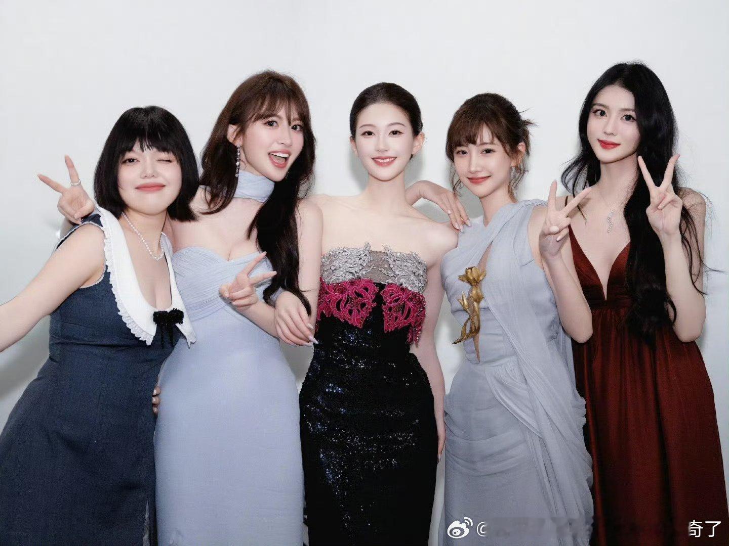 红裙子女的是谁？赵把自己整成网红然后还没有网红脸的糊糊好看了