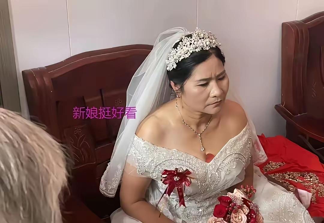 大家觉得上了年纪，就像这位，结婚是穿婚纱好看，还是穿身旗袍好看。有的人说，结婚