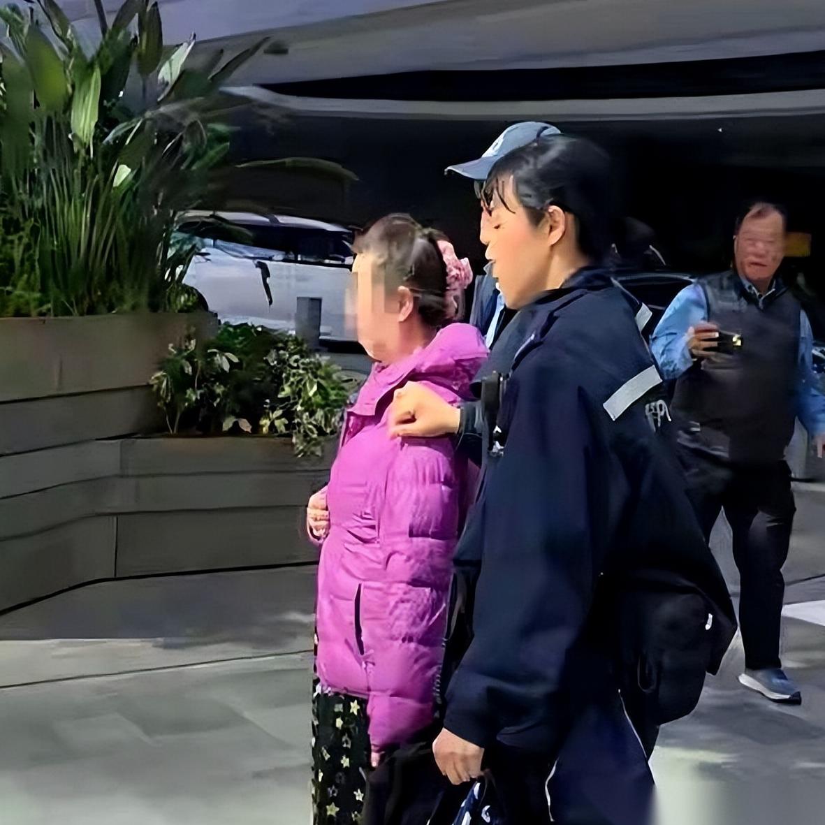 香港一个65岁的老太太，干了件大事。她一个人走进金钟道的一家银行，不急不慌，排队