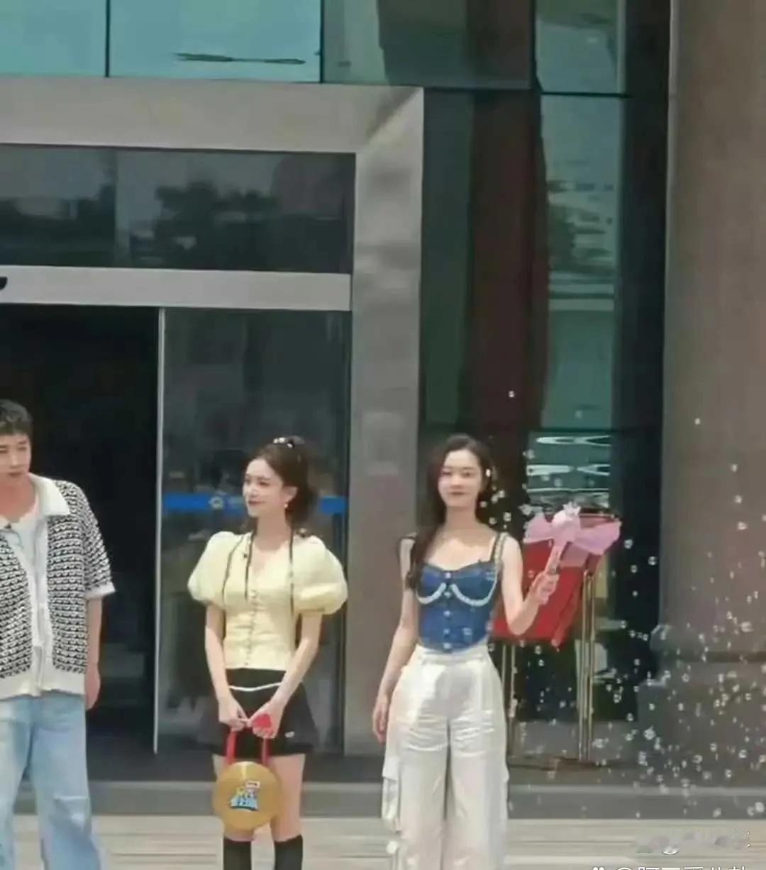 宋轶这身材也太绝‎⁠了，‏‎那‏腰比旁边女生细了不是‏‎‏一‏星⁠半点，差⁠‏距