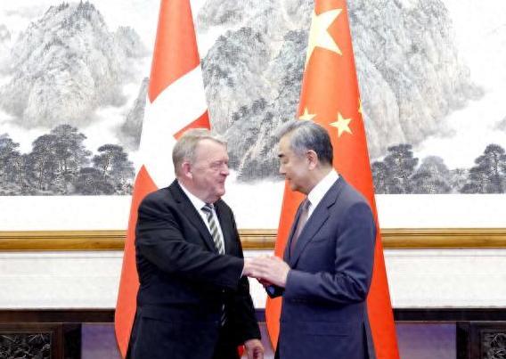 5月19日，丹麦外长拉斯穆森不远万里跑到北京来谈台湾问题，说希望台海维持现状，谁