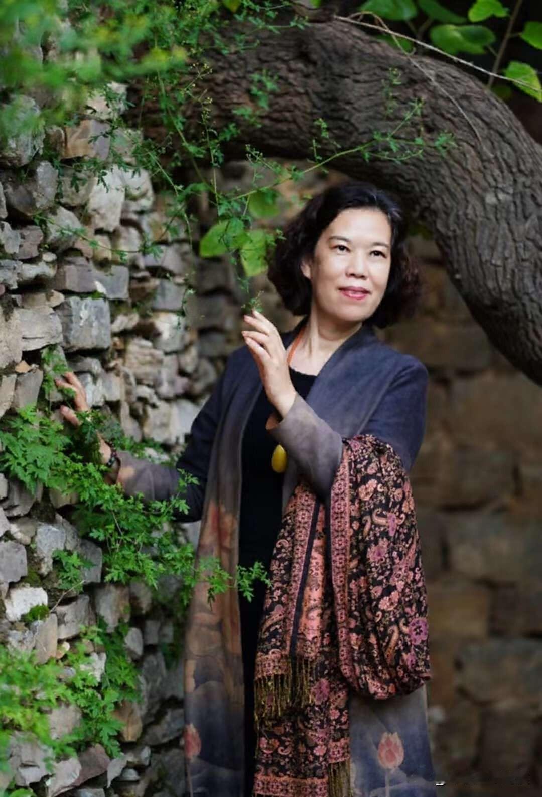 原来跟女领导一起出门，总帮她拎东西、开车、开车门、甚至接电话等，直到有一天，她的